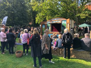 Sanderumgrds Forrsmarked. Svanen spiller dukketeater kl. 12 & 14